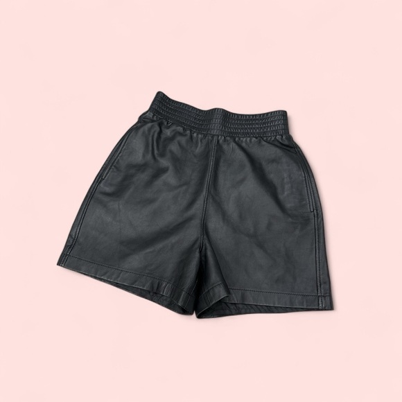 WALTER BAKER HIGH WAISTED BLACK LEATHER SHORTS
Size S new without tag - Picture 5 of 13